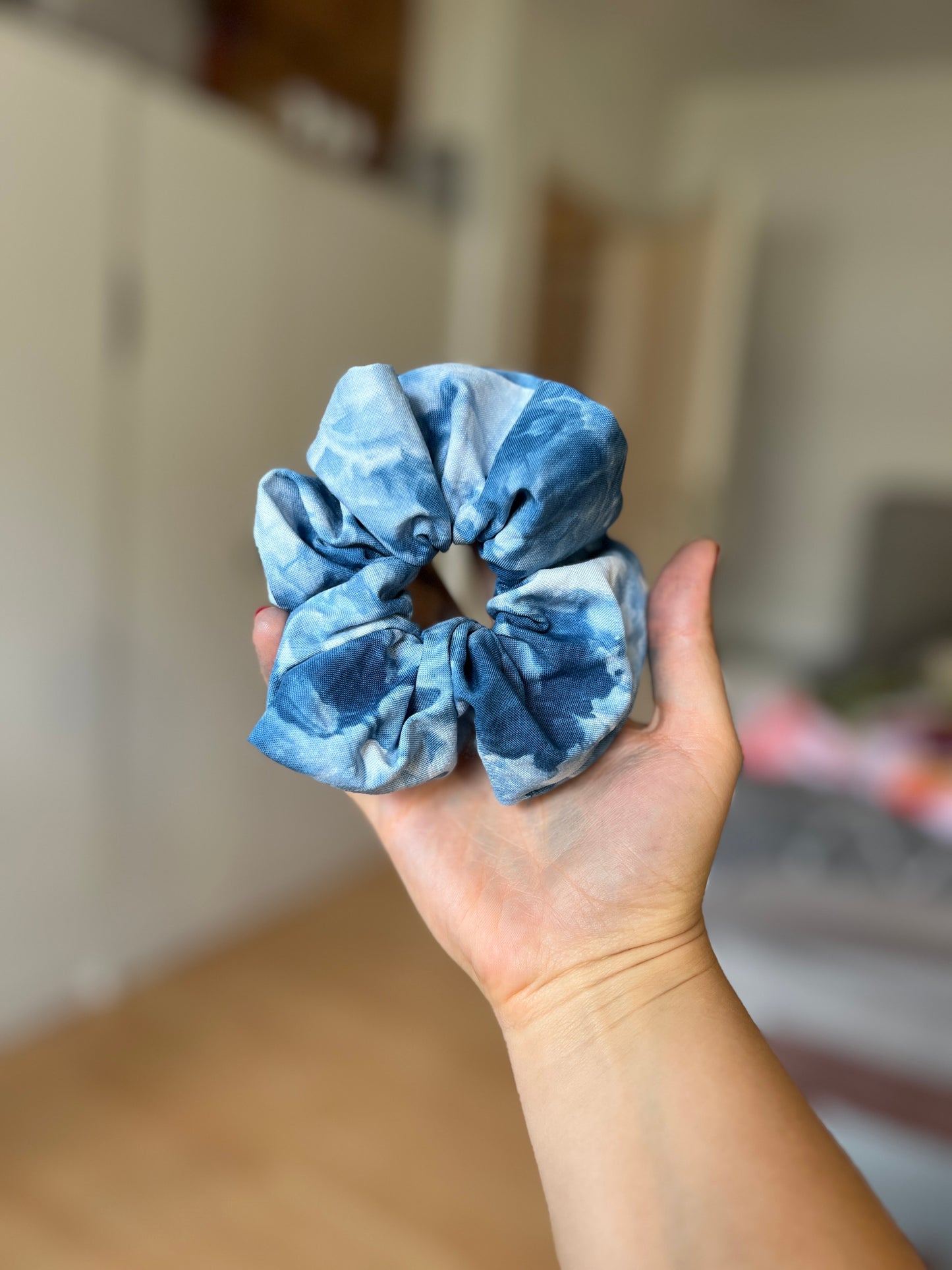 Ice Dye Scrunchie aus Viskose in Ocean (handgefärbt + handgenäht)