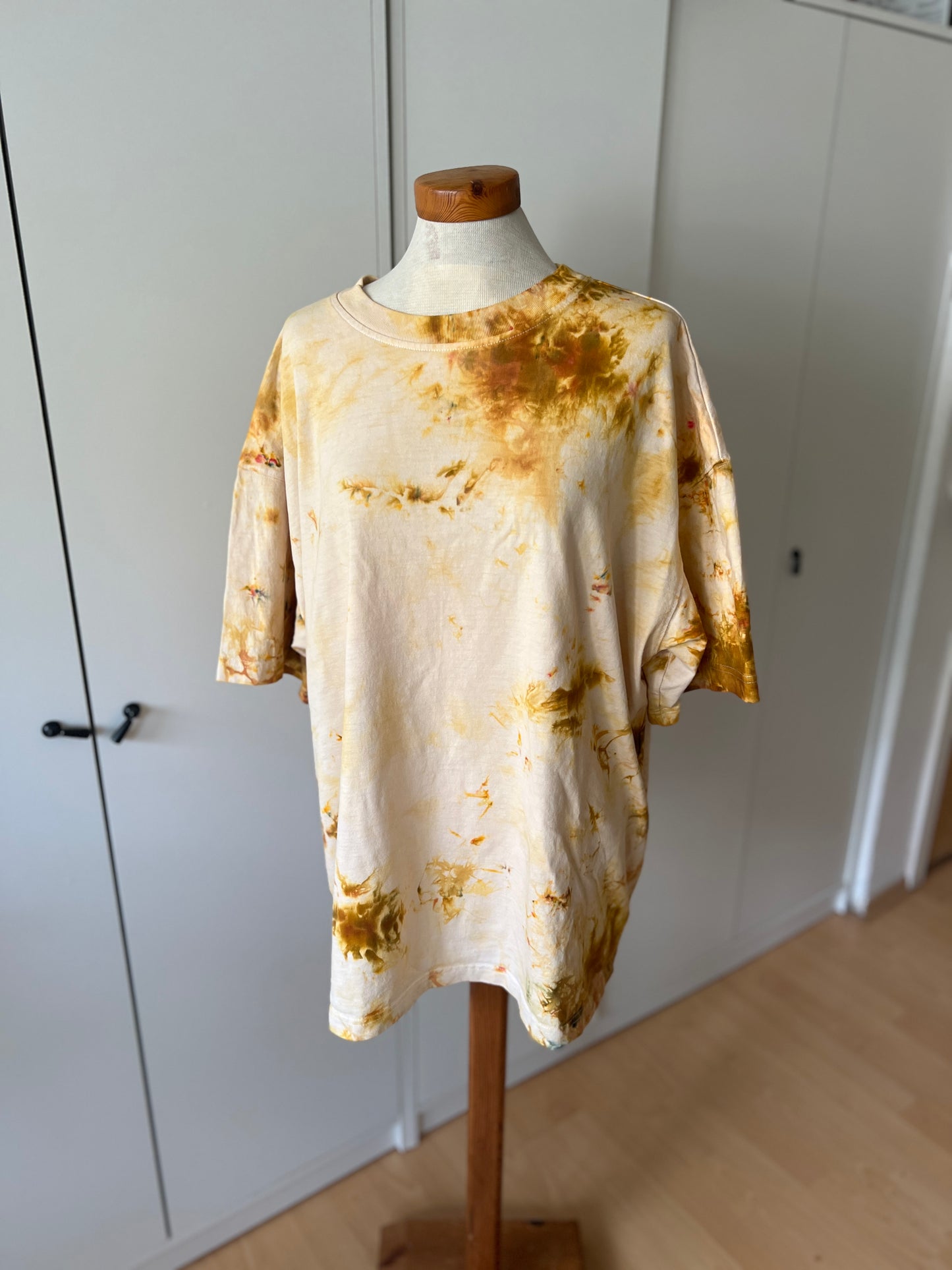 Ice Dye oversized Tshirt in XL Gold