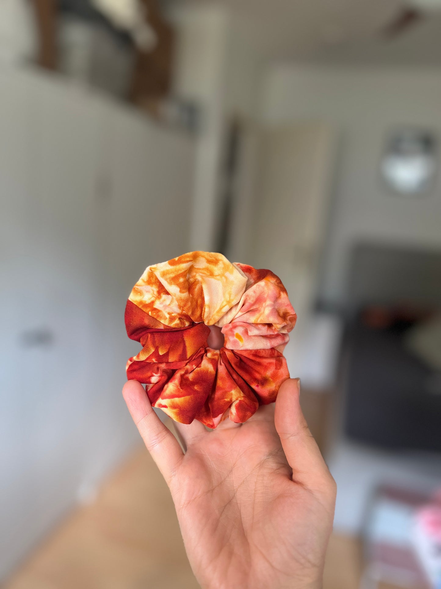 Ice Dye Scrunchie aus Bio-Baumwolle in Red Ruby