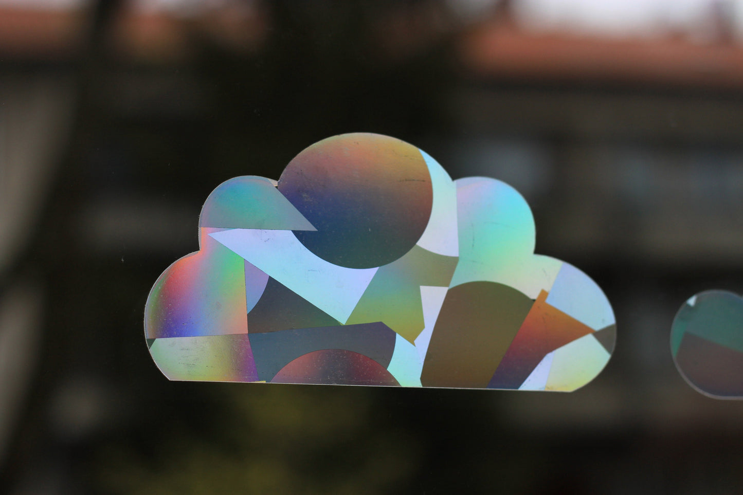 Fenstersticker große Wolke mit prismatischem Effekt